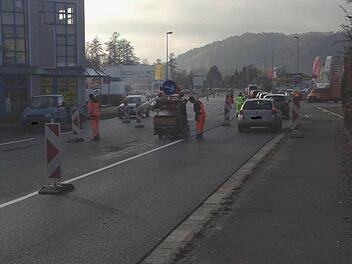Auf der B 173 in Kronach laufen gerade die Markierungsarbeiten.