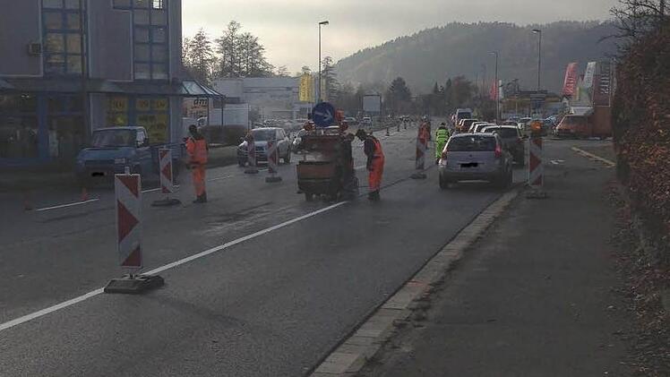 Auf der B 173 in Kronach laufen gerade die Markierungsarbeiten.