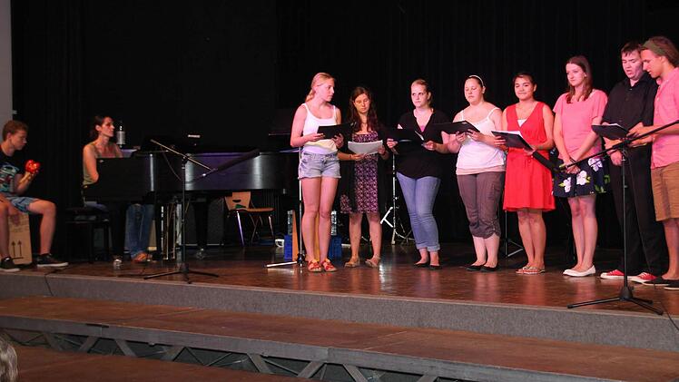 Der FRG-Chor mit Kathleen Hümmer-Aumüller am Klavier.