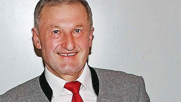 Zum Ehren-Schützenmeister wurde Karl Bauer (Mitte) beim Kommersabend des Schützenvereins "Wannigtal" Wermerichshausen, der sein fünfzigjähriges Bestehen feiert, ernannt. Foto: Dieter Britz