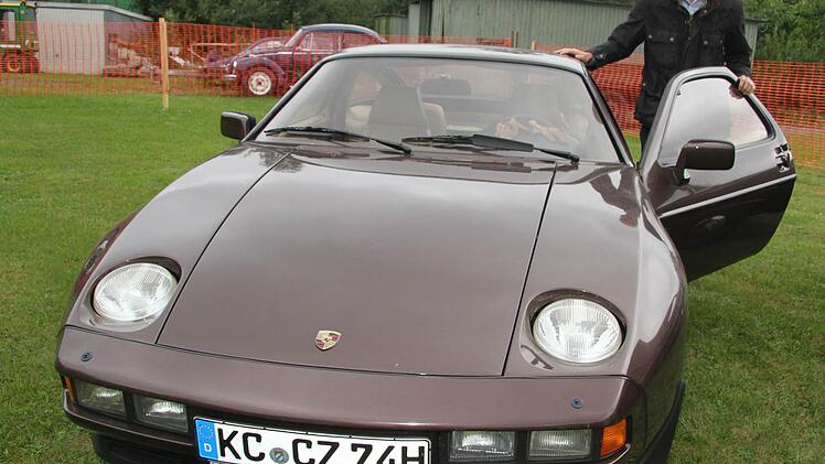 Ein Porsche in Braun? "Das war damals die Farbe", erklärt Christian Zeuß aus Kronach. Das Auto hat er von seinem Vater übernommen. Foto: Sonja Adam