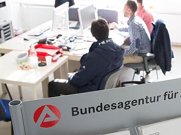 Ein Flüchtling aus Syrien sitzt Anfang November in der Erstaufnahmestelle in Suhl in einem Büro der Agentur für Arbeit neben zwei Sachbearbeitern. Auch für die Kulmbacher Agentur und das Jobcenter wird die Integration der Flüchtlinge eine große Herausforderung sein. Foto: dpa