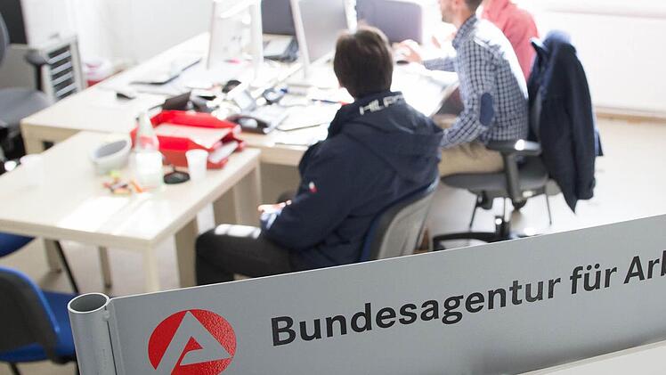 Ein Flüchtling aus Syrien sitzt Anfang November in der Erstaufnahmestelle in Suhl in einem Büro der Agentur für Arbeit neben zwei Sachbearbeitern. Auch für die Kulmbacher Agentur und das Jobcenter wird die Integration der Flüchtlinge eine große Herausforderung sein. Foto: dpa