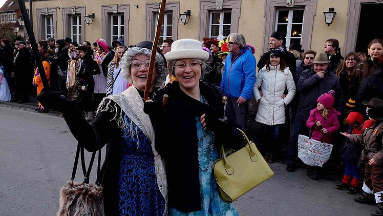 Omas Kleider an und los geht's zum Faschingszug nach Untererthal.  Foto: Gerd Schaar