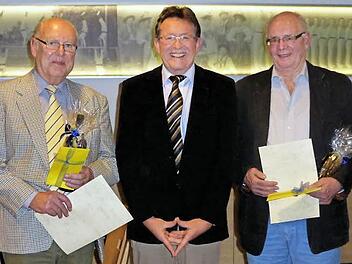 MTV-Vorsitzender Peter Röckelein (Mitte) mit den für 60-jährige Mitgliedschaft geehrten Siegmar Tenschert (links) und Hans Klug Foto: p