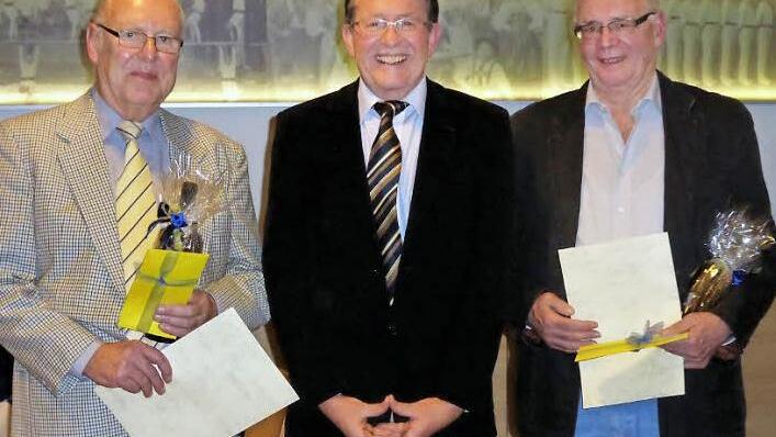 MTV-Vorsitzender Peter Röckelein (Mitte) mit den für 60-jährige Mitgliedschaft geehrten Siegmar Tenschert (links) und Hans Klug Foto: p