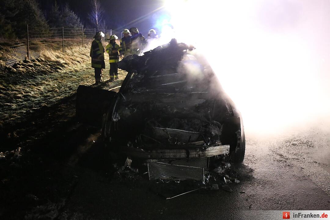 Pkw geht auf der A9 in Flammen auf