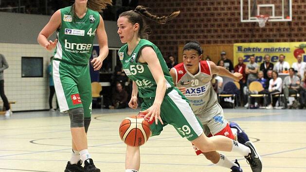 Julia F&ouml;rner (vorn) konnte zu selten - wie in dieser Situation - einen Block von Centerspielerin Victoria Waldner nutzen, um ihre Bewacherin Serena Benavente abzusch&uuml;tteln. Foto: seha