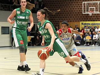 Julia F&ouml;rner (vorn) konnte zu selten - wie in dieser Situation - einen Block von Centerspielerin Victoria Waldner nutzen, um ihre Bewacherin Serena Benavente abzusch&uuml;tteln. Foto: seha