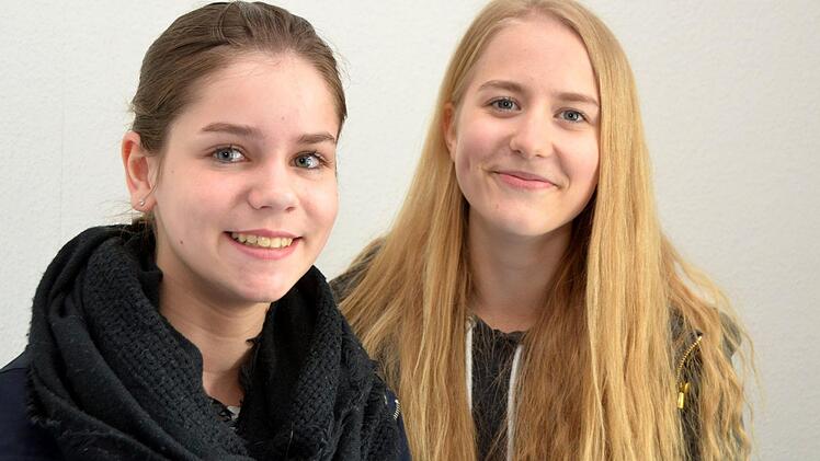 Elisa und Paula, zwei 14-jährige Schülerinnen der Realschule Hammelburg wollen sich noch nicht so festlegen. Foto: Peter Rauch