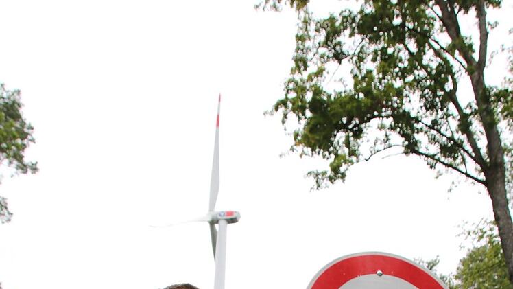 Norbert Schmäling steht an der gesperrten Zufahrt. Hinter ihm das still stehende Windrad.Heike Beudert