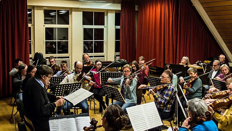 Mit dem Orchester der Musikfreunde Neustadt und der Solistin Hanna Pyrozhkova probt Hans Stähli das Cellokonzert von Jacques Offenbach.Foto: Jochen Berger