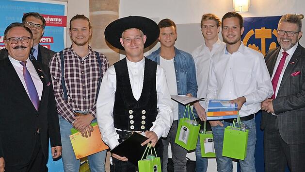 Die Auszubildenden mit einer Abschlussnote 1,5 oder besser werden ausgezeichnet (v. l.): Werner Oppel, Christian Jaklin, Lukas Kirchmayr, Karl Fleischmann, Philipp Eicke, Christopher Wunder, Sandro Geist und Thomas Zimmer  Fotos: Franka Struve