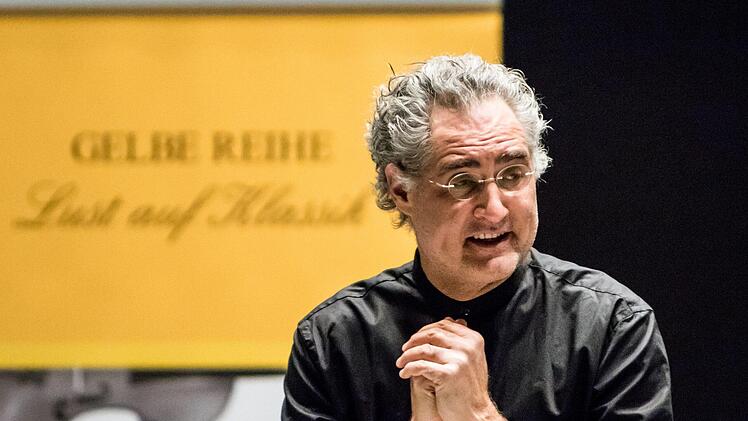 Begeisterter Musikerklärer: der Pianist Matthias Kirschnereit bei seinem Coburg-GastspielFoto: Jochen Berger