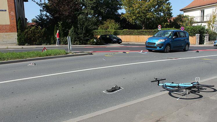 Fahrradfahrer nach Kollision mit Auto verletzt