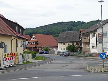 Die Absperrbaken stehen schon bereit.