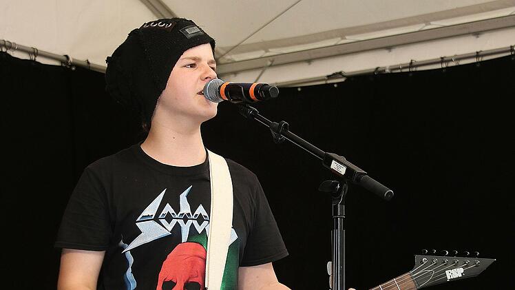 Oscar, der 13-jährige Gitarrist von Rockzone, begeisterte nicht nur die  jungen Besucher des Rockkonzertes.