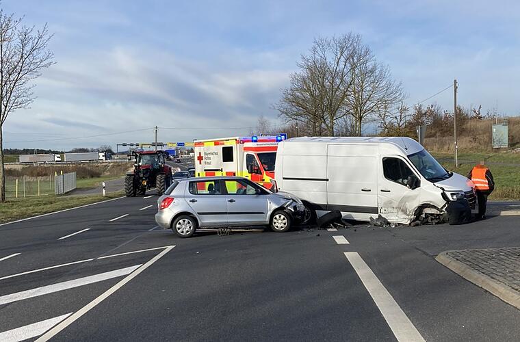 Ebersdorf: Junger Fahrer (19) von Transporter erfasst - Unfall löst Airbags aus