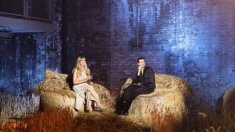 Heidi Klum wird von Gastjuror und Supermodel Sean O'Pry unterst&uuml;tzt.