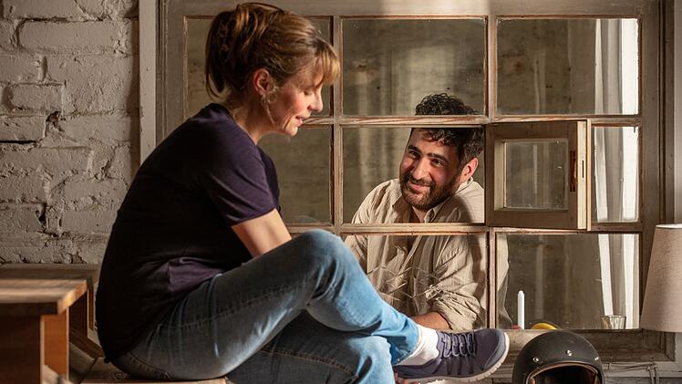 Ugur versucht, die ungl&uuml;ckliche Amelie wieder aufzumuntern. Mit seiner verst&auml;ndnisvollen Art bringt er sie wieder zum L&auml;cheln.