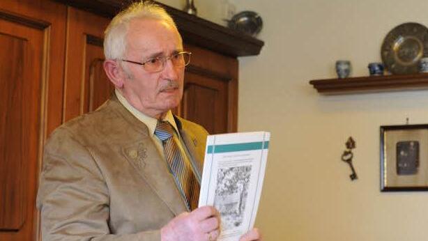 Altbürgermeister Helmut Schuck hat seine neueste Arbeit vorgestellt: "Wir werden Euch nie vergessen" ist ein kleiner Band, in dem er in mühevoller Arbeit Bilder und Daten der Toten und Vermissten aus der Pfarrei Steinach zusammengetragen hat. Fotos: Chrtistian Dijkstal