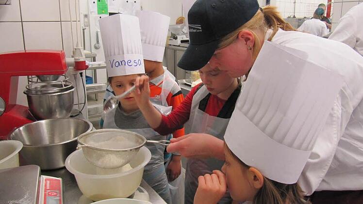 Ei trennen, Mehl abwiegen, Teig rühren - Köchin Daniela Schmitt gibt die Anleitung zur Herstellung von Muffin-Teig.
