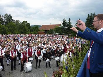 Einer der Höhepunkte des Musikerjubiläums in Neukenroth: Der Gemeinschaftschor. Dirigiert wurde er von dem Kreisdirigenten Roman Steiger. Fotos: Gerd Fleischmann