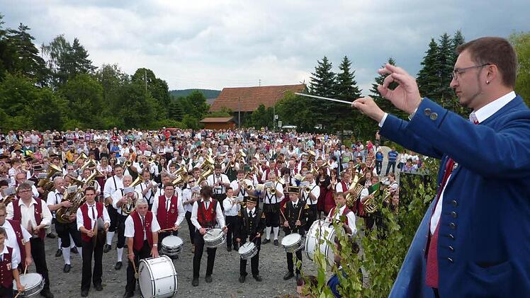 Einer der Höhepunkte des Musikerjubiläums in Neukenroth: Der Gemeinschaftschor. Dirigiert wurde er von dem Kreisdirigenten Roman Steiger. Fotos: Gerd Fleischmann