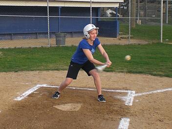 Sport und die eigenen Mannschaften spielen an amerikanischen Schulen eine große Rolle. Natürlich probierten sich auch die deutschen Gastschüler aus. Hier Maria Wirth beim Baseball-Unterricht.  Foto: privat/sw