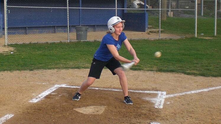 Sport und die eigenen Mannschaften spielen an amerikanischen Schulen eine große Rolle. Natürlich probierten sich auch die deutschen Gastschüler aus. Hier Maria Wirth beim Baseball-Unterricht.  Foto: privat/sw