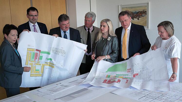 Über die Planungen für den neunten Bauabschnitt zur Erweiterung des Klinikums Kulmbach informierte sich gestern die Staatsministerin für Gesundheit und Pflege, Melanie Huml (Dritte von rechts). Foto: Peter Müller
