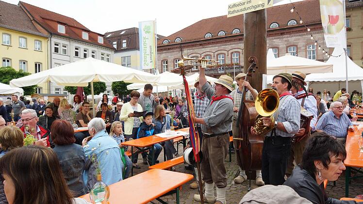 Am Samstagabend ist der Marktplatz recht gut gefüllt. Foto: Arkadius Guzy