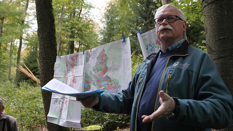 Pressekonferenz unter Bäumen: Forstbetriebsleiter Wolfram Zeller präsentierte das Naturschutzkonzept des Forstbetriebs. Foto: Ulrike Müller