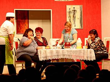 Schnaps- und Dessousprobe verlangen den Laienschauspielern der TSG-Theatergruppe alles ab. Foto: Steffen Vetter