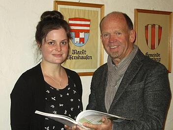Kathrin Kuhn (links) ist die neue Landkreis-Jugendbetreuerin, die für den Markt Elfershausen verantwortlich ist, und die Bürgermeister Karlheinz Kickuth (rechts) willkommen hieß.  Winfried Ehling