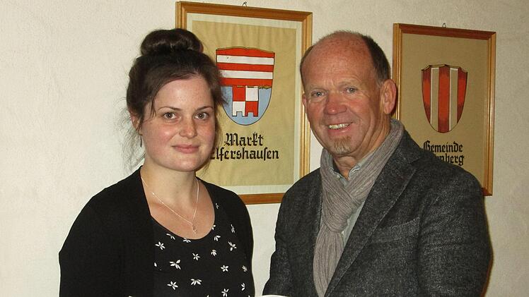 Kathrin Kuhn (links) ist die neue Landkreis-Jugendbetreuerin, die für den Markt Elfershausen verantwortlich ist, und die Bürgermeister Karlheinz Kickuth (rechts) willkommen hieß.  Winfried Ehling