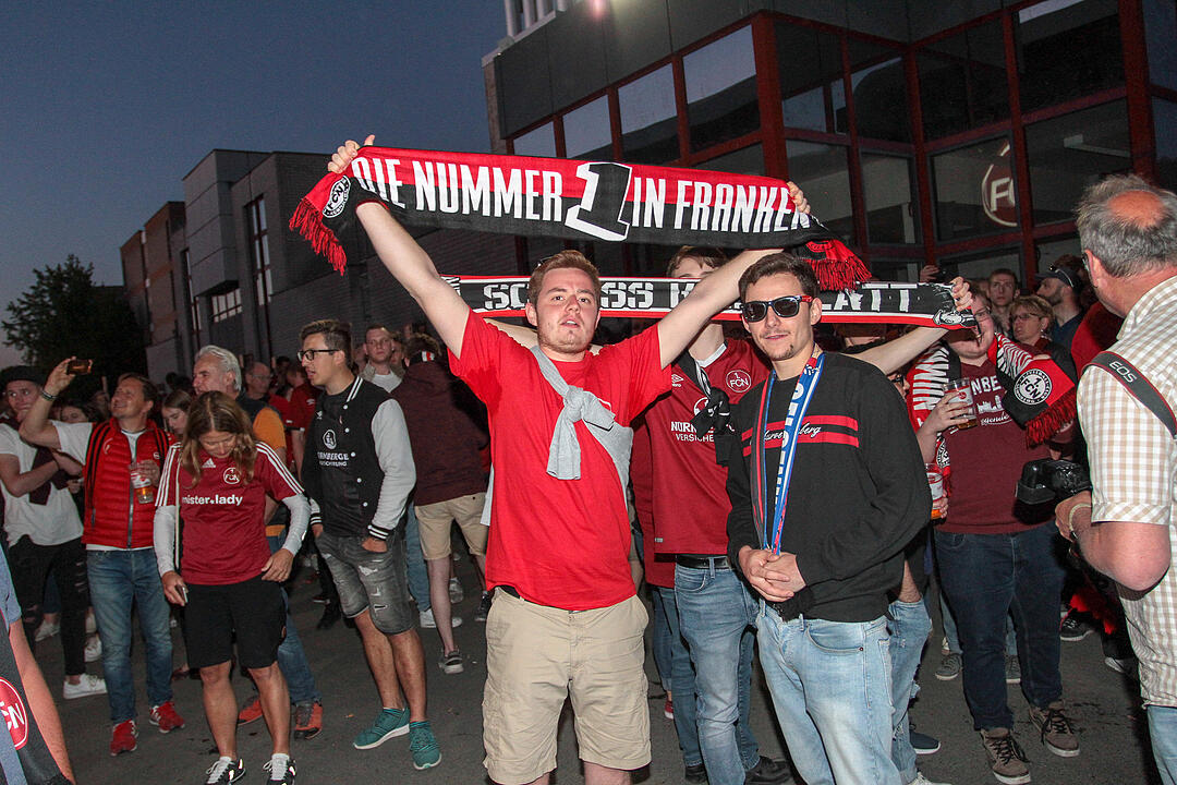 1. FCN steigt auf: Fans feiern in Nürnberg