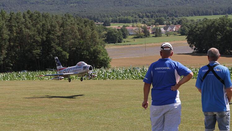 Piloten steuern einen Düsenjet. Foto: Mathias Erlwein