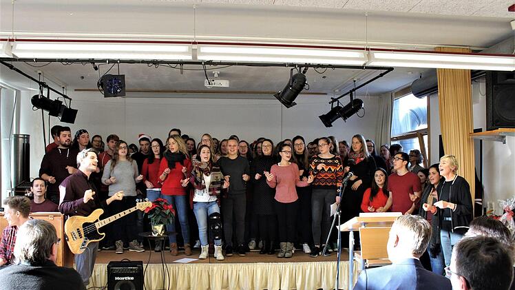 Der Schulchor unter Leitung vom Michael Höner (vorne mit Bass)   Foto: Evi Seeger