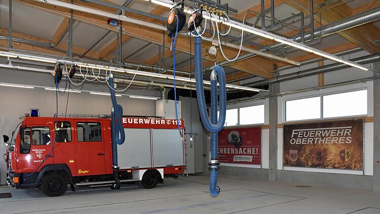 In der neuen Halle des Feuerwehrgerätehauses haben alle drei Einsatzfahrzeuge ihren Platz. Im Bild ist das LF8/6.
