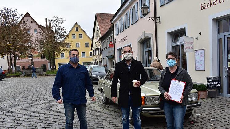 Die Parkplätze sollen bleiben, meinen Jochen Hengelein, Nadir  Hepkavakli und Brigitte Wölfel. Foto: Petra Malbrich