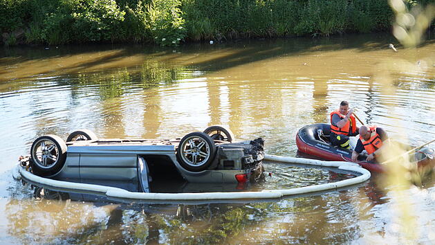 Auto schleudert von der Fahrbahn und landet in Weiher