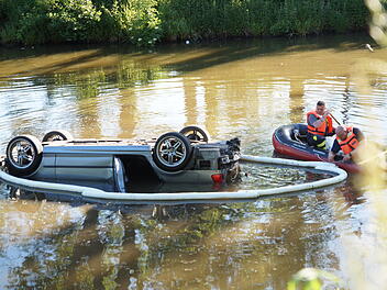 Auto schleudert von der Fahrbahn und landet in Weiher