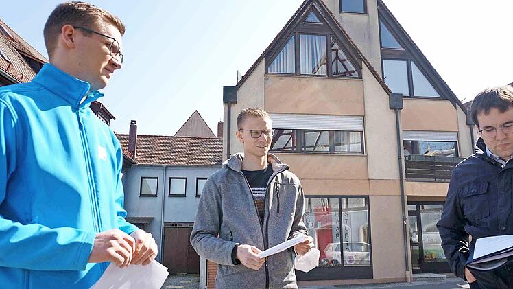 Johannes Wirth, Simon Dummer und Konrad K&ouml;rner erl&auml;utern bei einem Pressetermin ihren Antrag.
