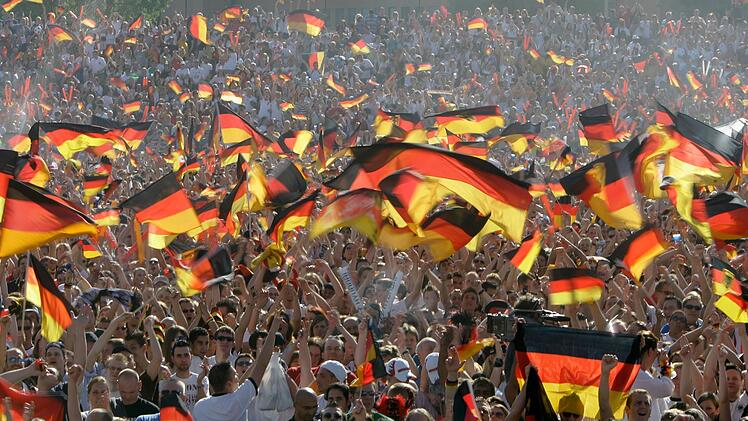 Schlaaaaand hatte seine Hochzeit: Fans feiern 2006 am Hamburger  Heiligengeistfeld.
