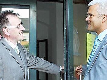 Der Bürgermeister aus Probstzella, Sven Mechtold (links), und sein Ludwigsstädter Kollege Timo Ehrhardt wollen ein "länderübergreifendes Doppelzentrum" errichten. Foto: Veronika Schadeck