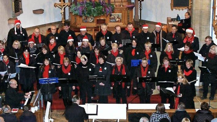 Der Route-Chor bei seinem letztjährigen Adventskonzert in der Kirche "Zur Heiligen Dreifaltigkeit" in Marktgraitz Foto: privat
