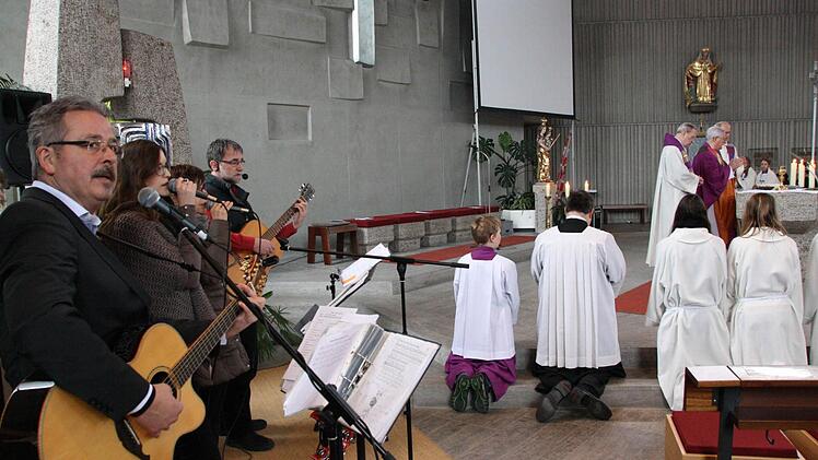 Bilder vom Besuch des Bischofs in Garitz. Fotos: Ralf Ruppert