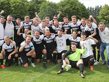 Grund zum Jubel: Der Aufstieg des FC Sand III in die Kreisklasse ist geschafft. Es freuen sich (jeweils von links), hintere Reihe: Martin Reis, Spielleiter Jochen Zieg, Jan Schmitt, Manuel Storch, Mirko Schneider, Marcel Deckelmann, Michael Zettler, Tobias Götz, Daniel Kraus, Udo Schierling, Steffen Bayer, Jonas Rippstein, Marcus Krines sowie Trainer Jürgen Stumpf mit Sohn, vorne: Georg Schroll, Thomas Burkard-Kluczniak, André Müller, René Klauer, Matthias Geisel, Björn Coufal, Sebastian Zins...