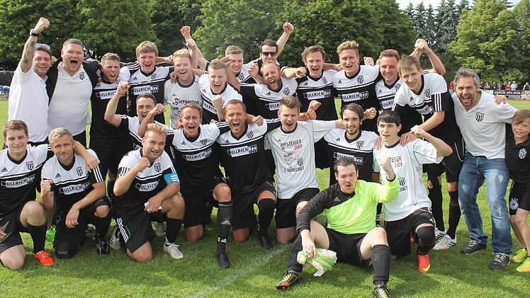 Grund zum Jubel: Der Aufstieg des FC Sand III in die Kreisklasse ist geschafft. Es freuen sich (jeweils von links), hintere Reihe: Martin Reis, Spielleiter Jochen Zieg, Jan Schmitt, Manuel Storch, Mirko Schneider, Marcel Deckelmann, Michael Zettler, Tobias Götz, Daniel Kraus, Udo Schierling, Steffen Bayer, Jonas Rippstein, Marcus Krines sowie Trainer Jürgen Stumpf mit Sohn, vorne: Georg Schroll, Thomas Burkard-Kluczniak, André Müller, René Klauer, Matthias Geisel, Björn Coufal, Sebastian Zins...